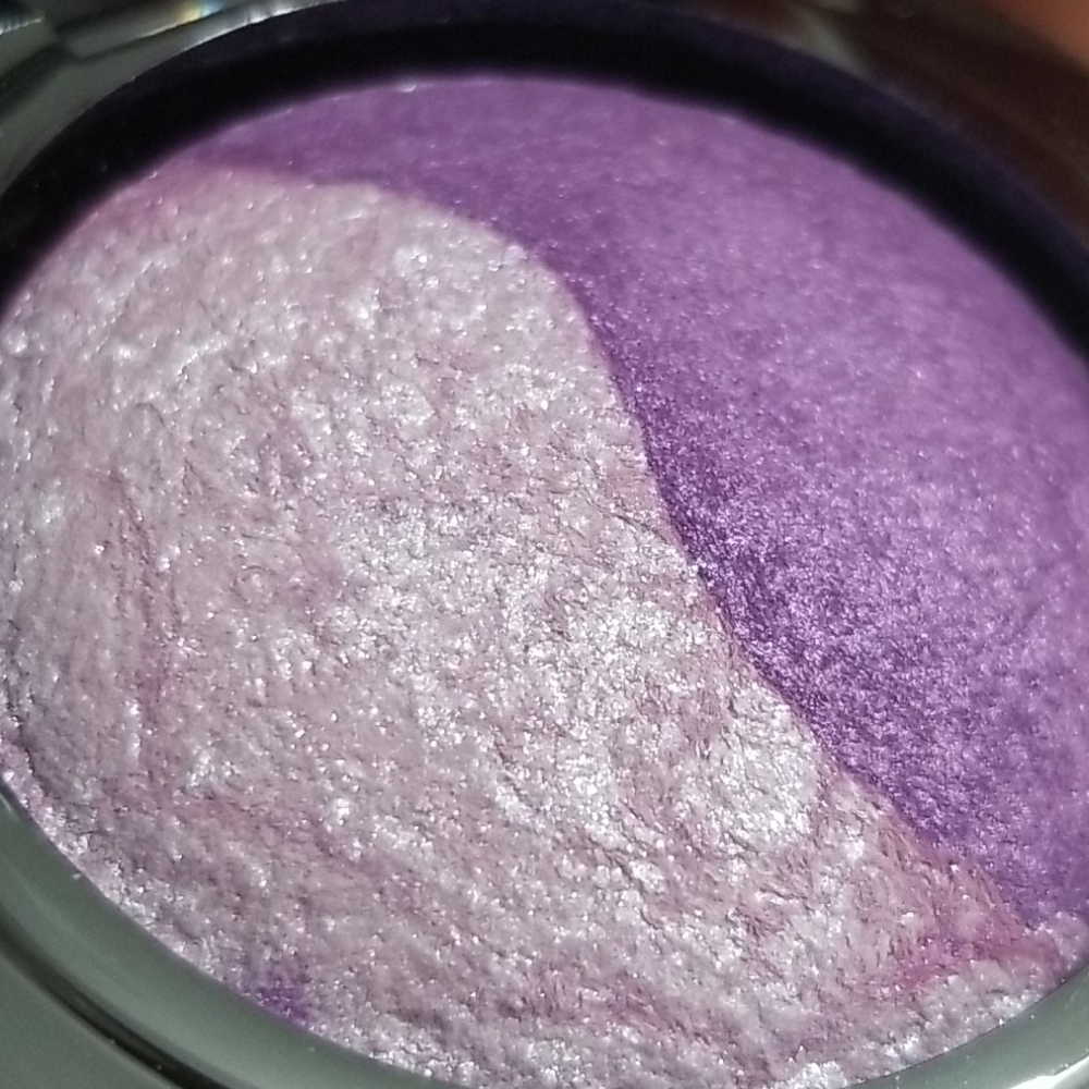 Quo baked eyeshadow duo purple silver